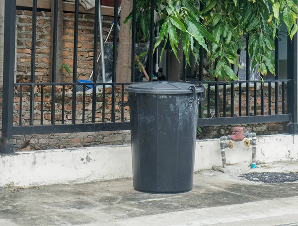 Sampah Hitam Besar Luar Ruangan Untuk Lingkungan Simpan — Stok Foto