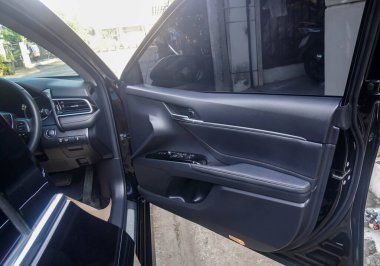 Araç kontrol paneli lüks siyah arabadaki sürücü koltuğunda.