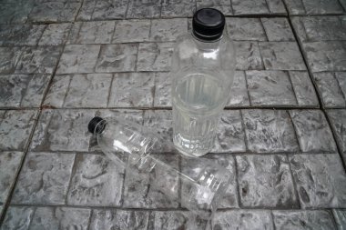 boş plastik şişe yeniden kullanım ve geri dönüşüm için dünyayı ve çevreyi kurtarmak için