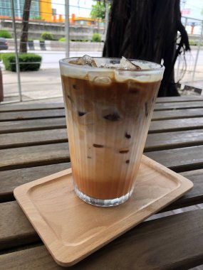 Sütlü buzlu espresso ve kafede Tayland çayı.