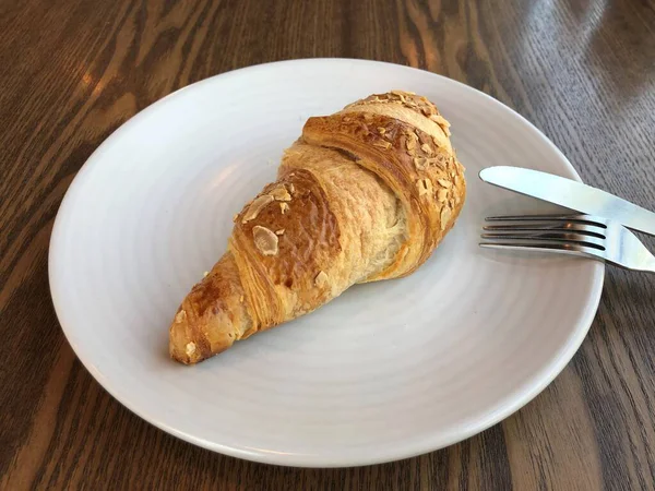 Frisch Gebackene Butter Hausgemachte Croissants Auf Weißem Teller Zum Frühstück — Stockfoto