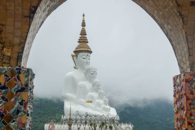 22 Eylül 2020 - Phetchaboon / Tayland - Wat Phra Thart Pha Kaew 'deki güzel beyaz Buda Budist saygısı ve yağmurdan sonra sis perdesiyle seyahat için turistik eğlence