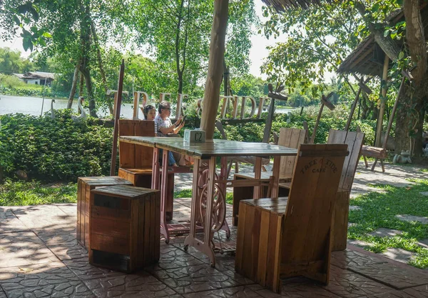 Nakornpathom Thaïlande Août 2020 Table Manger Bois Chaises Parc Café — Photo
