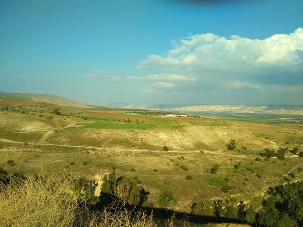 Manzara. Mavi gökyüzü ile beyaz bulutlar. Dağlarda mesafe. Masaüstü — Stok fotoğraf