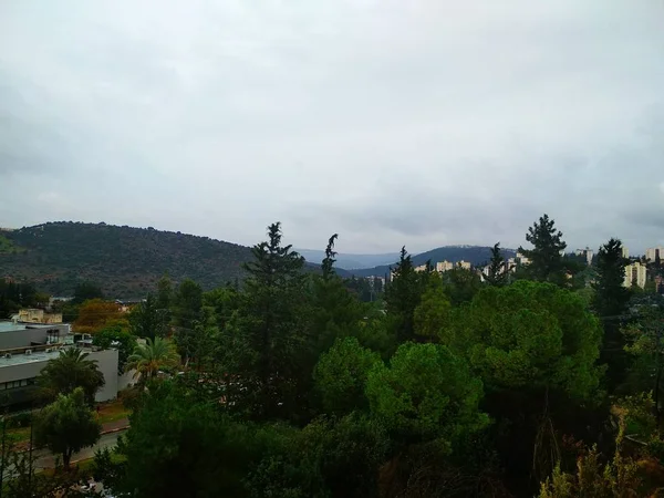 Céu Chuvoso Cinza Verde Nuvens Fundo Das Montanhas Colinas Ambiente — Fotografia de Stock