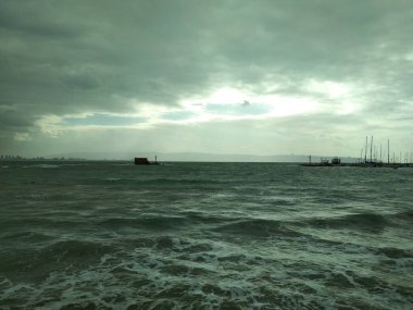 Bulutlu gökyüzü deniz üzerinde. Küçük bir fırtına.