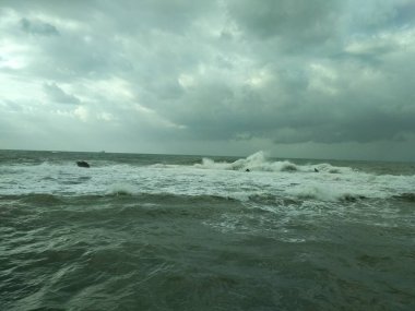 Bulutlu gökyüzü deniz üzerinde. Küçük bir fırtına.