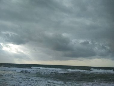 Bulutlu gökyüzü deniz üzerinde. Küçük bir fırtına.