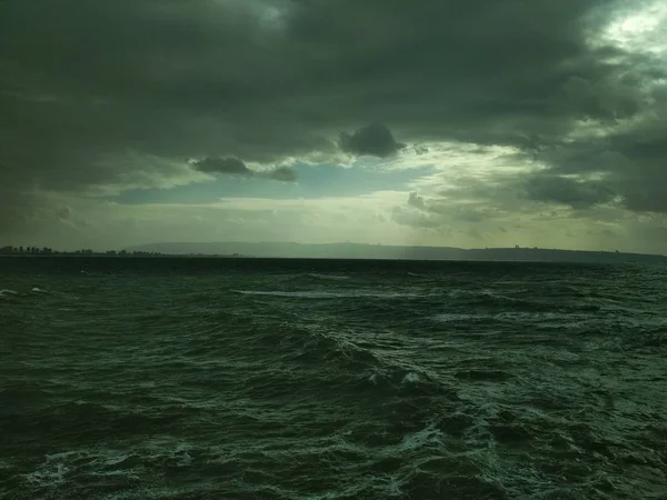 海辺にどんよりした曇り空 小さな嵐 — ストック写真