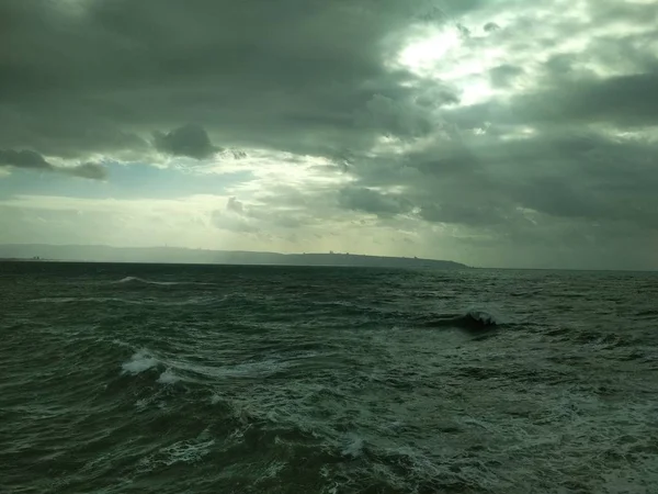 Cielos nublados en el paseo marítimo. Una pequeña tormenta . — Foto de Stock