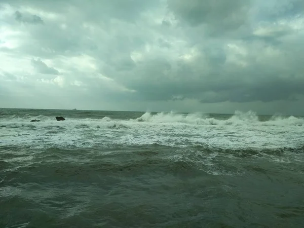 Ciel couvert sur le front de mer. Une petite tempête . — Photo