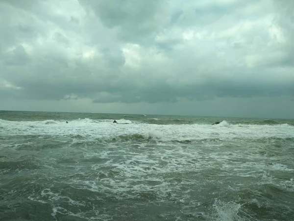 Cielos nublados en el paseo marítimo. Una pequeña tormenta . — Foto de Stock