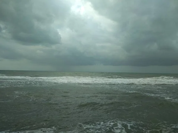 Cielos nublados en el paseo marítimo. Una pequeña tormenta . — Foto de Stock