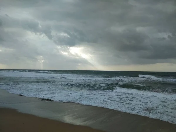 Cielos nublados en el paseo marítimo. Una pequeña tormenta . — Foto de Stock