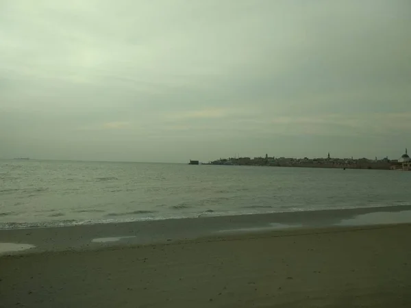 寒冷的秋海 海滩沙 黑暗的色调 — 图库照片