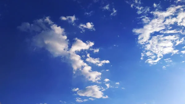 Langit biru. Awan putih. Alam. Desktop. Lanskap. Gambar Belakang — Stok Foto