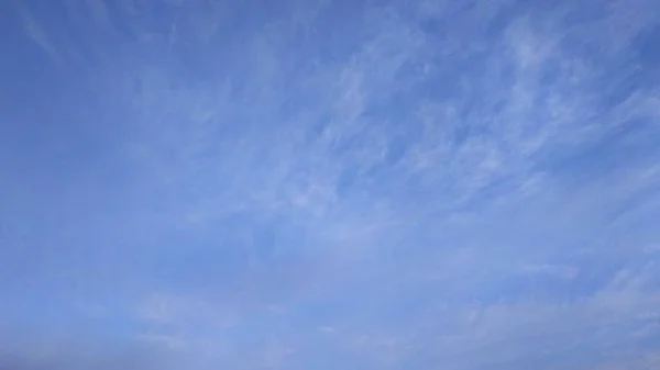 Blå himmel. Vita moln. Naturen. Skrivbordet. Landskap. Tapeter — Stockfoto