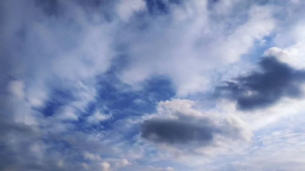 青い空と白い雲。景観と景観。自然。空。デスクトップ。壁紙 — ストック写真