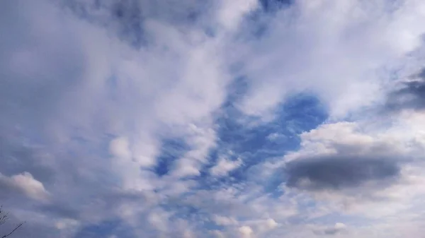 푸른 하늘 그리고 흰 구름입니다. 조 경 및 조 경 자연입니다. 하늘입니다. 데스크톱입니다. 배경 화면 — 스톡 사진