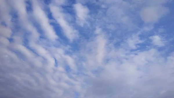 青い空と白い雲。景観と景観。自然。空。デスクトップ。壁紙 — ストック写真