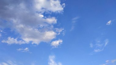 Mavi gökyüzü ve beyaz bulutlar. Manzara ve manzara. Doğa. Gökyüzü. Masaüstü. Duvar kağıtları