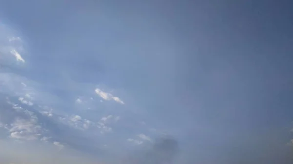 Ciel bleu et nuages blancs. Paysage et paysage. La nature. Ciel. Bureau. Fonds d'écran — Photo