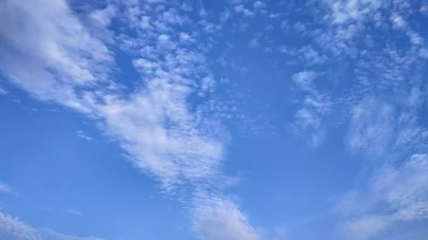 Ciel bleu et nuages blancs. Paysage et paysage. La nature. Ciel. Bureau. Fonds d'écran — Photo