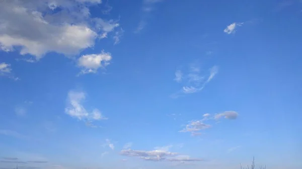 Blue sky and white clouds. Landscape and landscape. Nature. Sky. Desktop. Wallpapers — Stock Photo, Image