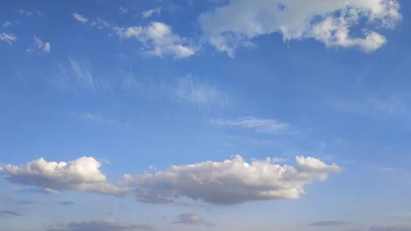 Μπλε ουρανό και άσπρα σύννεφα. Τοπίο και τοπίο. Η φύση. Ουρανό. Στην επιφάνεια εργασίας. Ταπετσαρίες — Φωτογραφία Αρχείου