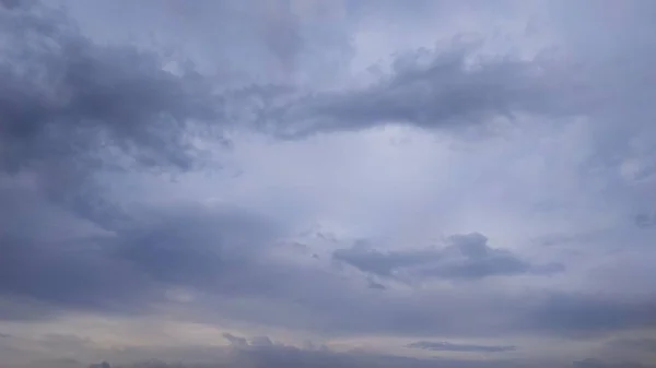 폭풍 우구름입니다. 회색 하늘입니다. 풍경. — 스톡 사진