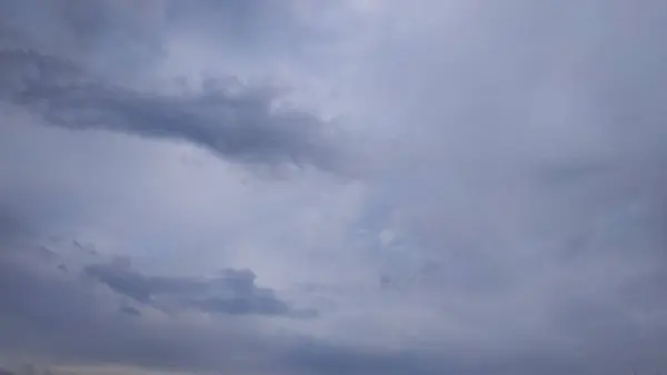 Nuvens de chuva de tempestade. Céu cinzento. Paisagem . — Fotografia de Stock