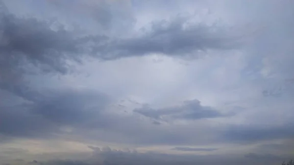 Nubes de lluvia de tormenta. Cielo gris. Paisaje . — Foto de Stock