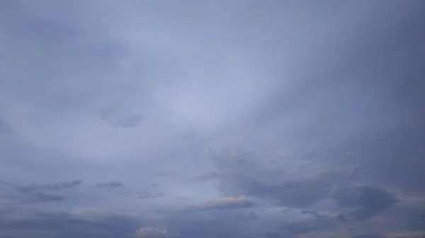 Nubes de lluvia de tormenta. Cielo gris. Paisaje . — Foto de Stock