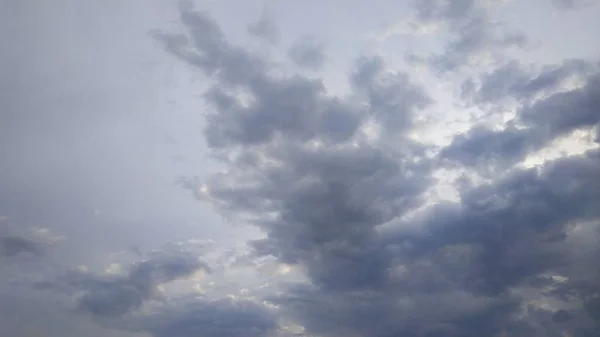 Nubes de lluvia de tormenta. Cielo gris. Paisaje . — Foto de Stock