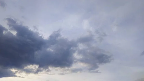 Nubes de lluvia de tormenta. Cielo gris. Paisaje . — Foto de Stock