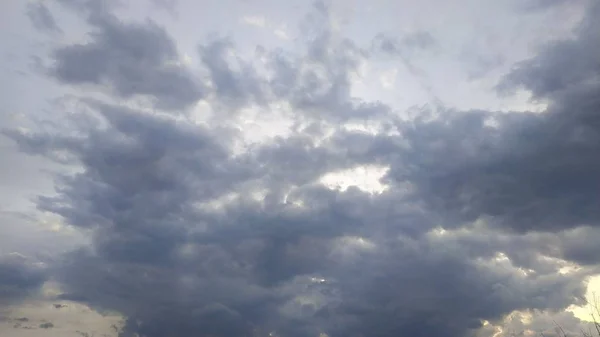 Nubes de lluvia de tormenta. Cielo gris. Paisaje . — Foto de Stock