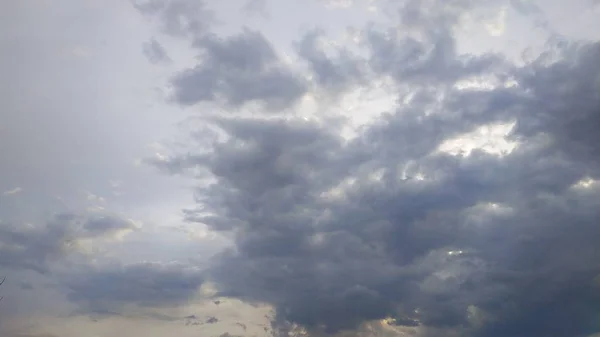 Nubes de lluvia de tormenta. Cielo gris. Paisaje . — Foto de Stock