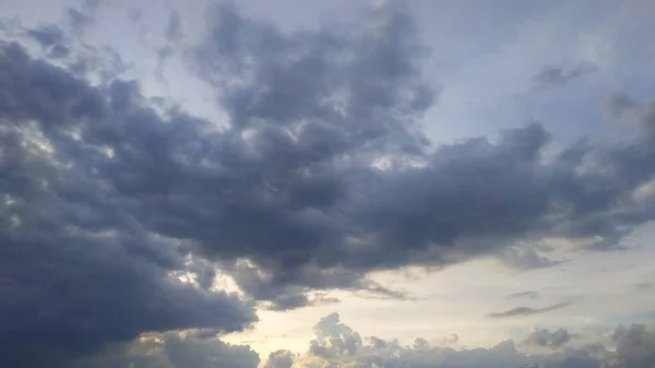 Storm regen wolken. Grijze hemel. Landschap. — Stockfoto