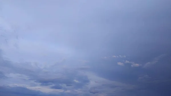 Nuages de pluie orageuse. Ciel gris. Paysage . — Photo