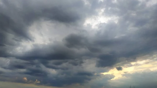 Nubes de lluvia de tormenta. Cielo gris. Paisaje . — Foto de Stock