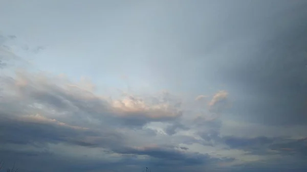 Грозовые облака. Серое небо. Пейзаж . — стоковое фото