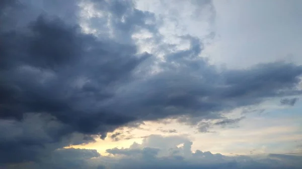 폭풍 우구름입니다. 회색 하늘입니다. 풍경. — 스톡 사진