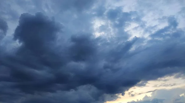 Gewitterwolken. grauer Himmel. Landschaft. — Stockfoto