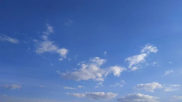 Cielo azul y nubes blancas. Paisaje y paisaje. Naturaleza. Cielo. Escritorio. Fondos de pantalla — Foto de Stock