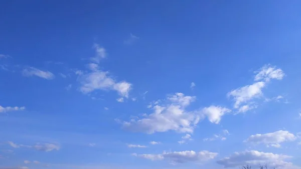 Langit biru dan awan putih. Lanskap dan lansekap. Alam. Langit. Desktop. Gambar Belakang — Stok Foto