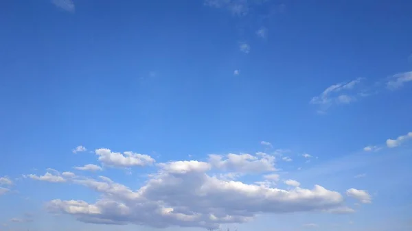 Cielo azul y nubes blancas. Paisaje y paisaje. Naturaleza. Cielo. Escritorio. Fondos de pantalla — Foto de Stock