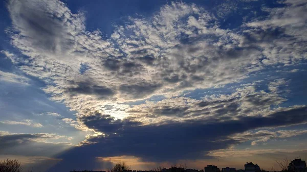 青い空と白い雲。景観と景観。自然。空。デスクトップ。壁紙 — ストック写真