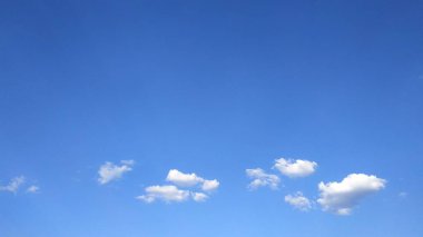 Mavi gökyüzü ve beyaz bulutlar. Manzara ve manzara. Doğa. Gökyüzü. Masaüstü. Duvar kağıtları