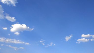 Mavi gökyüzü ve beyaz bulutlar. Manzara ve manzara. Doğa. Gökyüzü. Masaüstü. Duvar kağıtları