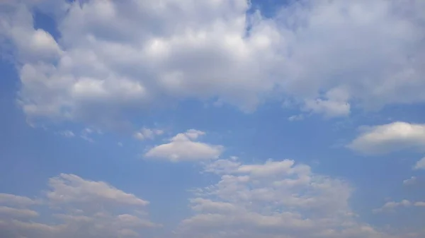 Langit biru dan awan putih. Lanskap dan lansekap. Alam. Langit. Desktop. Gambar Belakang — Stok Foto